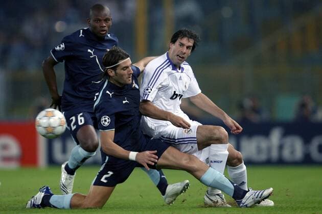 Ruud van Nistelrooy (Real Madrid, re.) gegen Guglielmo Stendardo (Mitte) und Gaby Mudingayi (beide Lazio Rom) -  Fußball EC 1 Herren Champions League 2007 2008, Lazio Rom - Real Madrid CF 2:2 Gruppe Rom Dynamik, Fußball EC 1 Herren Champions League 2007 2008, Lazio Rom - Real Madrid CF 2:2 Gruppe Rom Dynamik,