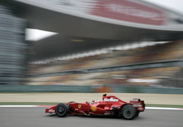 Kimi Räikkönen (Finnland Ferrari) in seinem Boliden Motorsport Grand Prix Herren Großer Preis von China 2007, Formel 1 Weltmeisterschaft, F1, F, GP, WM Einzelbild Shanghai Dynamik, Motorsport Grand Prix Herren Großer Preis von China 2007, Formel 1 Weltmeisterschaft, F1, F, GP, WM Einzelbild Shanghai Dynamik,