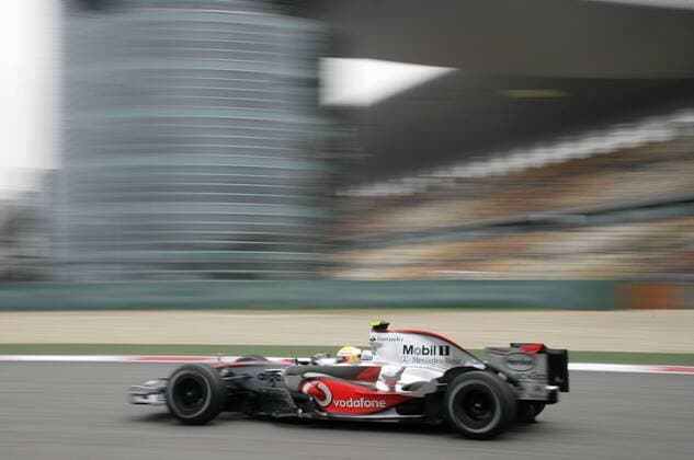 Lewis Hamilton (England McLaren Mercedes) in seinem Boliden Motorsport Grand Prix Herren Großer Preis von China 2007, Formel 1 Weltmeisterschaft, F1, F, GP, WM Einzelbild Shanghai Motorsport Grand Prix Herren Großer Preis von China 2007, Formel 1 Weltmeisterschaft, F1, F, GP, WM Einzelbild Shanghai
