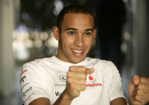 Lewis Hamilton (England McLaren Mercedes) imitiert seine Fahrt Motorsport Grand Prix Herren Großer Preis von China 2007, Formel 1 Weltmeisterschaft, F1, F, GP, WM Einzelbild Shanghai Motorsport Grand Prix Herren Großer Preis von China 2007, Formel 1 Weltmeisterschaft, F1, F, GP, WM Einzelbild Shanghai