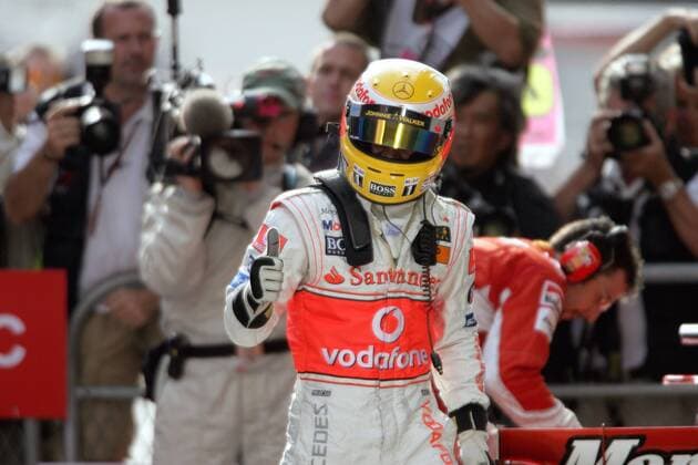 Lewis Hamilton (England McLaren Mercedes) jubelt über die Pole Position beim Großen Preis von China 2007 -  Motorsport Grand Prix Herren Großer Preis von China 2007, Formel 1 Weltmeisterschaft, F1, F, GP, WM, Qualifying Einzelbild Shanghai Freude, Motorsport Grand Prix Herren Großer Preis von China 2007, Formel 1 Weltmeisterschaft, F1, F, GP, WM, Qualifying Einzelbild Shanghai Freude,
