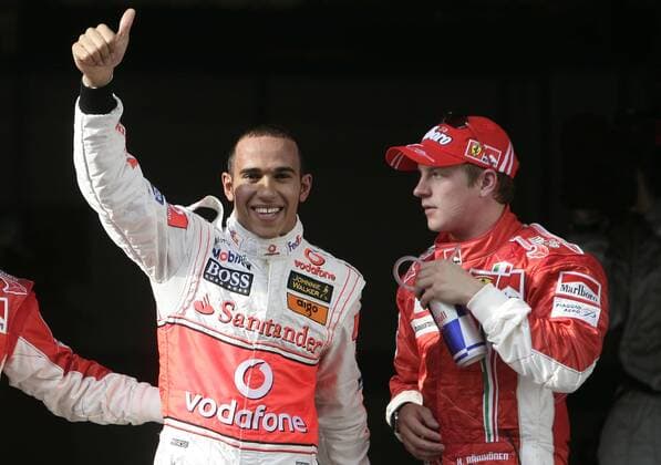 Lewis Hamilton (England McLaren Mercedes, li.) holt sich vor Kimi Räikkönen (Finnland Ferrari) die Pole Position beim Großen Preis von China 2007 Motorsport Grand Prix Herren Großer Preis von China 2007, Formel 1 Weltmeisterschaft, F1, F, GP, WM, Qualifying Gruppe Shanghai Begeisterung, Freude, Motorsport Grand Prix Herren Großer Preis von China 2007, Formel 1 Weltmeisterschaft, F1, F, GP, WM, Qualifying Gruppe Shanghai Begeisterung, Freude,