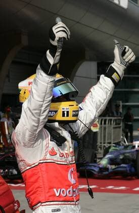 Lewis Hamilton (England McLaren Mercedes) jubelt über die Pole Position beim Großen Preis von China 2007 Motorsport Grand Prix Herren Großer Preis von China 2007, Formel 1 Weltmeisterschaft, F1, F, GP, WM, Qualifying Einzelbild Shanghai Begeisterung, Freude, Motorsport Grand Prix Herren Großer Preis von China 2007, Formel 1 Weltmeisterschaft, F1, F, GP, WM, Qualifying Einzelbild Shanghai Begeisterung, Freude,