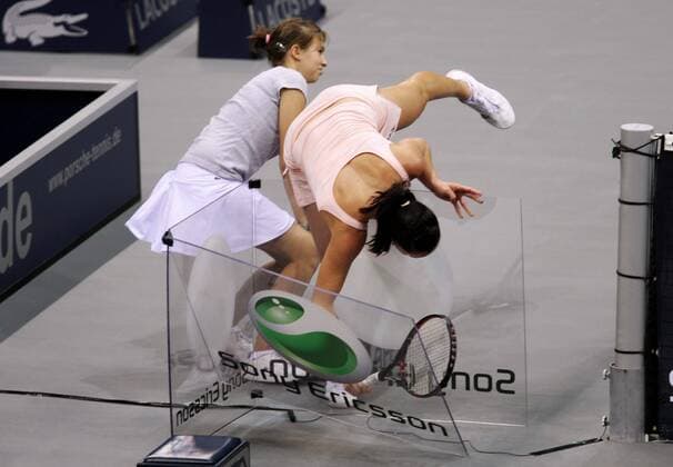 Jelena Jankovic (Serbien) läuft gegen einen Sony Ericsson Werbeaufsteller aus Glas und kommt zu Fall Tennis Damen Porsche Grand Prix 2007, WTA Tour Gruppe o0 Zusammenstoß, Sturz, stürzen, Verletzungsgefahr Stuttgart Dynamik, Komik, Tennis Damen Porsche Grand Prix 2007, WTA Tour Gruppe o0 Zusammenstoß, Sturz, stürzen, Verletzungsgefahr Stuttgart Dynamik, Komik,