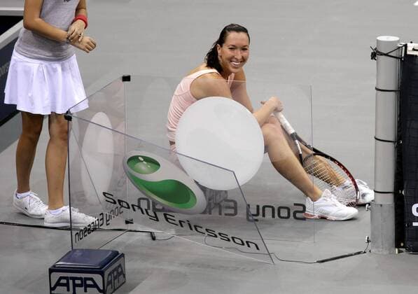 Jelena Jankovic (Serbien) sitzt nach ihrem unfreiwilligen Zusammenprall mit dem Sony Ericsson Werbeaufsteller aus Glas auf dem Platz des Ballmädchens Tennis Damen Porsche Grand Prix 2007, WTA Tour Einzelbild Stuttgart Freude, Komik, Tennis Damen Porsche Grand Prix 2007, WTA Tour Einzelbild Stuttgart Freude, Komik,