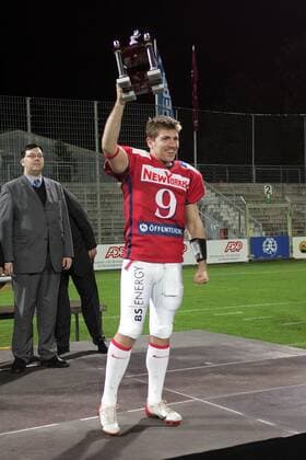 Dennis Zimmermann (Braunschweig Lions) bekommt die Trophäe für den MVP des German Bowls 2007 American Football 1. BL Herren GFL German Bowl XXIX, Germanbowl 29, German Football League Braunschweig Lions Einzelbild 2007 Stuttgart American Football 1. BL Herren GFL German Bowl XXIX, Germanbowl 29, German Football League Braunschweig Lions Einzelbild 2007 Stuttgart