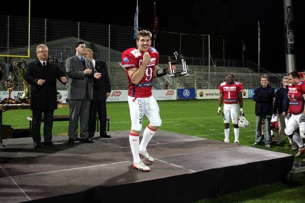 Dennis Zimmermann (Braunschweig Lions) bekommt die Trophäe für den MVP des German Bowls 2007 American Football 1. BL Herren GFL German Bowl XXIX, Germanbowl 29, German Football League Braunschweig Lions Gruppe 2007 Stuttgart American Football 1. BL Herren GFL German Bowl XXIX, Germanbowl 29, German Football League Braunschweig Lions Gruppe 2007 Stuttgart