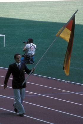 Fahnenträger Hans Günter Winkler (BR Deutschland) - Einmarsch zur Eröffnungsfeier der Olympischen Sommerspiele 1976 in Montreal Pferdesport OS Sommer Herren Olympische Spiele 1976, Sommerspiele, Eröffnung Feier Veranstaltung Zeremonie, Vdia Einzelbild Reiten Reitsport Springreiten Springen Montreal Pferdesport OS Sommer Herren Olympische Spiele 1976, Sommerspiele, Eröffnung Feier Veranstaltung Zeremonie, Vdia Einzelbild Reiten Reitsport Springreiten Springen Montreal