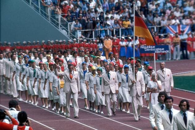Einmarsch der DDR Delegation zur Eröffnungsfeier der Olympischen Sommerspiele 1976 in Montreal angeführt von Fahnenträger Hans Georg Reimann, Prof. Dr. Horst Röder (Chef de Mission, vorn li.) und NOK Vizepräsident Rudi Hellmann (vorn 2.v.li.) Leichtathletik OS Sommer Herren Olympische Spiele 1976, Sommerspiele, Eröffnung Feier Veranstaltung Zeremonie, Vdia Totale Delegationsleiter Montreal Leichtathletik OS Sommer Herren Olympische Spiele 1976, Sommerspiele, Eröffnung Feier Veranstaltung Zeremonie, Vdia Totale Delegationsleiter Montreal