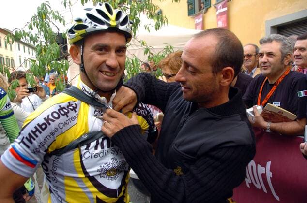Paolo Bettini (Quick Step Innergetic, re.) hilft Elio Aggiano (Tinkoff Credit Systems beide Italien) am Rande der Monte Paschi Eroica 2007 in sein Trikot -  Radsport Herren Monte Paschi Eroica 2007, Straßenradsport, Straße, Rad Gruppe Siena Radsport Herren Monte Paschi Eroica 2007, Straßenradsport, Straße, Rad Gruppe Siena