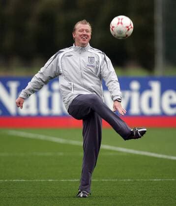 Nationaltrainer Steve McClaren (England) am Ball - EDITORIAL USE ONLY. No use with unauthorised audio, video, data, fixture lists, club league logos or live services. Online in-match use limited to 120 images, no video emulation. No use in betting, games or single club league player publications. Fußball Herren Nationalteam 2007, Training Einzelbild Dynamik, Fußball Herren Nationalteam 2007, Training Einzelbild Dynamik,