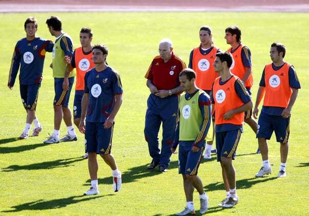 Nationaltrainer Luis Aragones (Spanien, Mitte) - Abgang mit seinen Spielern -  - NOxONLINExUSE Fußball Herren Nationalteam 2007, Training Totale Las Rozas Fußball Herren Nationalteam 2007, Training Totale Las Rozas