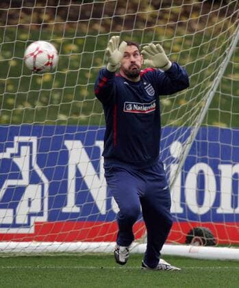 Torwart Scott Carson (England) am Ball - EDITORIAL USE ONLY. No use with unauthorised audio, video, data, fixture lists, club league logos or live services. Online in-match use limited to 120 images, no video emulation. No use in betting, games or single club league player publications. Fußball Herren Nationalteam 2007, Training Einzelbild Abwehr, Dynamik, Fußball Herren Nationalteam 2007, Training Einzelbild Abwehr, Dynamik,