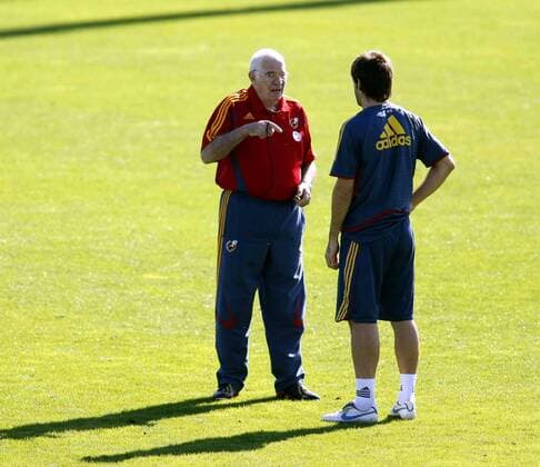 Nationaltrainer Luis Aragones im Gespräch mit David Albelda (beide Spanien) -  - NOxONLINExUSE Fußball Herren Nationalteam 2007, Training Gruppe Las Rozas Fußball Herren Nationalteam 2007, Training Gruppe Las Rozas