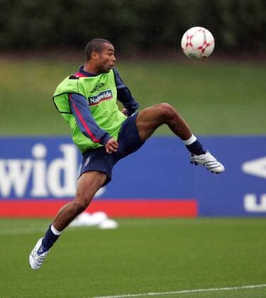 Ashley Cole (England) am Ball - EDITORIAL USE ONLY. No use with unauthorised audio, video, data, fixture lists, club league logos or live services. Online in-match use limited to 120 images, no video emulation. No use in betting, games or single club league player publications. Fußball Herren Nationalteam 2007, Training Einzelbild Dynamik, Fußball Herren Nationalteam 2007, Training Einzelbild Dynamik,