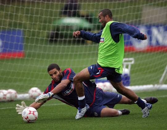 Torwart David James gegen Ashley Cole (beide England) - EDITORIAL USE ONLY. No use with unauthorised audio, video, data, fixture lists, club league logos or live services. Online in-match use limited to 120 images, no video emulation. No use in betting, games or single club league player publications. Fußball Herren Nationalteam 2007, Training Gruppe Dynamik, Abwehr, Fußball Herren Nationalteam 2007, Training Gruppe Dynamik, Abwehr,