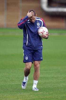 Frank Lampard (England) mit Ball - EDITORIAL USE ONLY. No use with unauthorised audio, video, data, fixture lists, club league logos or live services. Online in-match use limited to 120 images, no video emulation. No use in betting, games or single club league player publications. Fußball Herren Nationalteam 2007, Training Einzelbild Nachdenklichkeit Fußball Herren Nationalteam 2007, Training Einzelbild Nachdenklichkeit