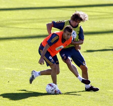 Luis Garcia Fernandez (vorn) gegen Carles Puyol (beide Spanien) -  - NOxONLINExUSE Fußball Herren Nationalteam 2007, Training, Trainingsspiel Gruppe Las Rozas Fußball Herren Nationalteam 2007, Training, Trainingsspiel Gruppe Las Rozas