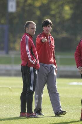 Bundestrainer Joachim Löw (re.) im Gespräch mit Co Trainer Hans Dieter Flick (beide Deutschland) Fußball Herren Nationalteam 2007, Training Gruppe Berlin Fußball Herren Nationalteam 2007, Training Gruppe Berlin