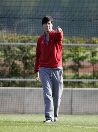 Bundestrainer Joachim Löw (Deutschland) gibt Anweisungen Fußball Herren Nationalteam 2007, Training Einzelbild Berlin Fußball Herren Nationalteam 2007, Training Einzelbild Berlin