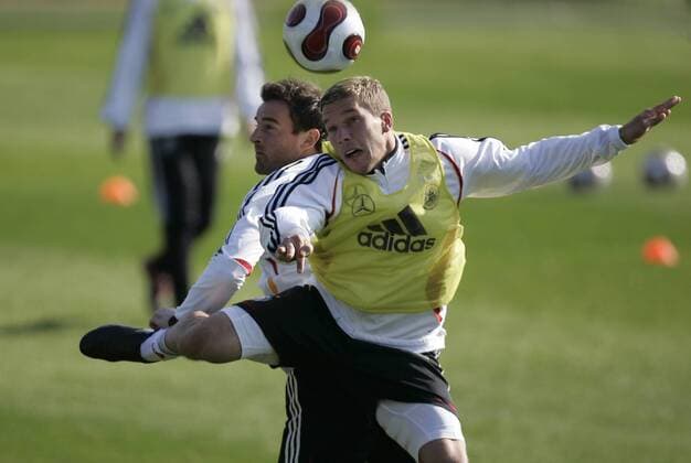 Lukas Podolski (vorn) gegen Christoph Metzelder (beide Deutschland) Fußball Herren Nationalteam 2007, Training Gruppe Berlin Dynamik, Fußball Herren Nationalteam 2007, Training Gruppe Berlin Dynamik,