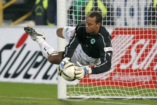 Torwart Stephan Loboue (Fürth) am Ball Fußball 2. BL Herren Saison 2007 2008, SpVgg Greuther Fürth, Benefiz, Benefizspiel Einzelbild Fürth Abwehr, Dynamik, Fußball 2. BL Herren Saison 2007 2008, SpVgg Greuther Fürth, Benefiz, Benefizspiel Einzelbild Fürth Abwehr, Dynamik,