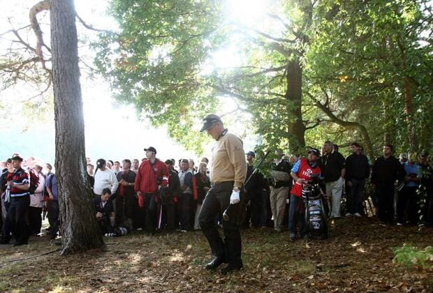 Colin Montgomerie (Schottland) sucht seinen Golfball im Unterholz -  Golf Herren HSBC World Matchplay Championships 2007, Match Play, Championship, European PGA Tour, Totale Surrey Golf Herren HSBC World Matchplay Championships 2007, Match Play, Championship, European PGA Tour, Totale Surrey