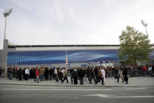 Fußball, Stadiongeschichte SV Wehen Wiesbaden Andrang bei der Einweihung der Brita Arena - künftige Heimspielstätte des SV Wehen Wiesbaden Fußball 2. BL Herren Saison 2007 2008, SV Wehen Wiesbaden Totale BritaArena Wiesbaden Fußball 2. BL Herren Saison 2007 2008, SV Wehen Wiesbaden Totale BritaArena Wiesbaden