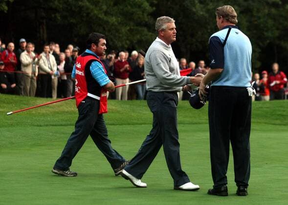 Colin Montgomerie (Schottland, Mitte) - shake hands mit Ernie Els (Südafrika) -  Golf Herren HSBC World Matchplay Championships 2007, Match Play, Championship, European PGA Tour, Gruppe Surrey Golf Herren HSBC World Matchplay Championships 2007, Match Play, Championship, European PGA Tour, Gruppe Surrey