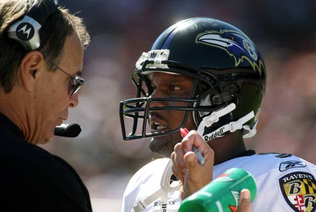 Trainer Brian Billick im Gespräch mit Steve McNair (beide Baltimore Ravens) -  (SXP2007100705) American Football Herren NFL 2007 2008, Baltimore Ravens Gruppe San Francisco American Football Herren NFL 2007 2008, Baltimore Ravens Gruppe San Francisco