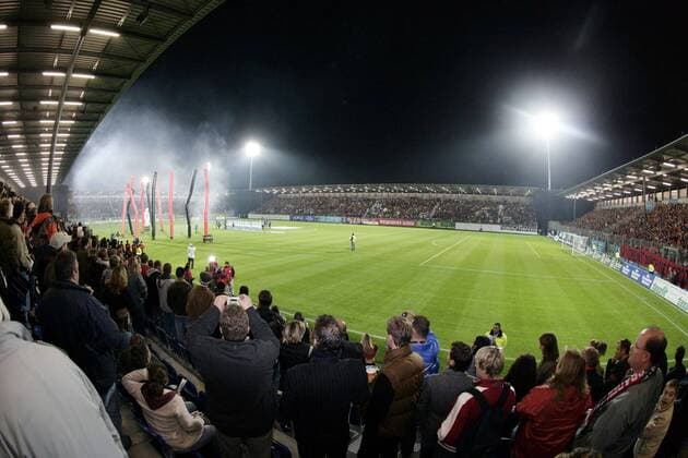 Fußball, Stadiongeschichte SV Wehen Wiesbaden Zuschauerperspektive in der Brita Arena, der neuen Heimspielstätte des SV Wehen Wiesbaden am Abend der Stadioneinweihung Fußball 2. BL Herren Saison 2007 2008, SV Wehen Wiesbaden, Feier, Zeremonie Totale BritaArena, Brita Arena Wiesbaden, o0 Stadioneröffnung, Eröffnung Fußball 2. BL Herren Saison 2007 2008, SV Wehen Wiesbaden, Feier, Zeremonie Totale BritaArena, Brita Arena Wiesbaden, o0 Stadioneröffnung, Eröffnung