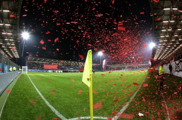 Fußball, Stadiongeschichte SV Wehen Wiesbaden Mit Konfettiregen wird die neugebaute Brita Arena, künftige Heimspielstätte des SV Wehen Wiesbaden, eingeweiht Fußball 2. BL Herren Saison 2007 2008, SV Wehen Wiesbaden, Stadioneinweihung, Einweihung, neu, neues, Neubau Totale BritaArena, Konfetti, Ecke, Eckpunkt, Wiesbaden, Eckstoßpunkt, Fußball 2. BL Herren Saison 2007 2008, SV Wehen Wiesbaden, Stadioneinweihung, Einweihung, neu, neues, Neubau Totale BritaArena, Konfetti, Ecke, Eckpunkt, Wiesbaden, Eckstoßpunkt,