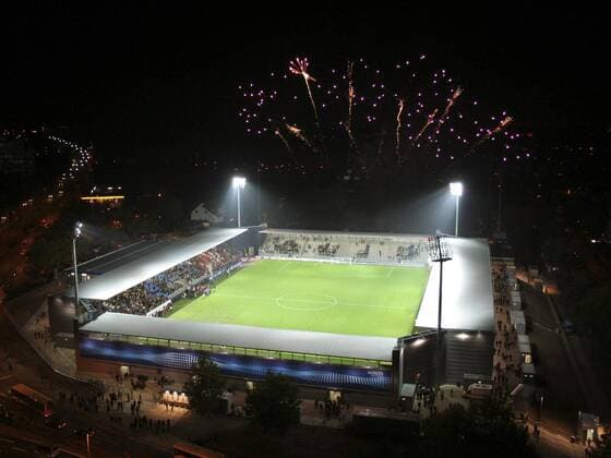 Fußball, Stadiongeschichte SV Wehen Wiesbaden Mit Feuerwerk und Flutlichtspiel wird die neugebauten Brita Arena, Heimspielstätte des Wehen Wiesbaden, eingeweiht Fußball 2. BL Herren Saison 2007 2008, SV Wehen Wiesbaden neu neues Neubau Einweihung Stadioneinweihung Stadioneröffnung Totale Brita Arena, BritaArena, dunkel, Wiesbaden, Eröffnung, Dunkelheit, Fußball 2. BL Herren Saison 2007 2008, SV Wehen Wiesbaden neu neues Neubau Einweihung Stadioneinweihung Stadioneröffnung Totale Brita Arena, BritaArena, dunkel, Wiesbaden, Eröffnung, Dunkelheit,