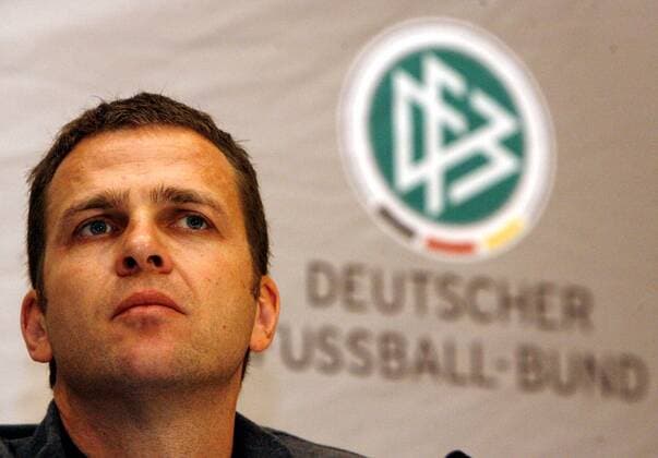 Teammanager Oliver Bierhoff (Deutschland) nachdenklich Fußball Herren Nationalteam 2007, Pressekonferenz, Pressetermin Porträt Dublin Nachdenklichkeit, Skepsis, Fußball Herren Nationalteam 2007, Pressekonferenz, Pressetermin Porträt Dublin Nachdenklichkeit, Skepsis,