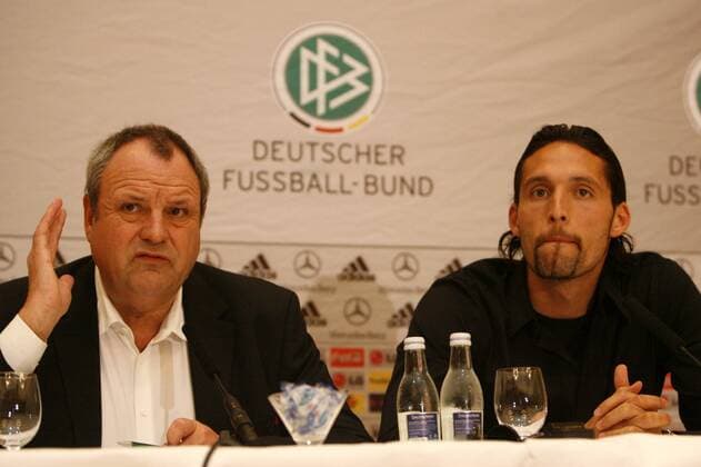DFB Pressesprecher Harald Stenger (li.) skeptisch ob der Fragen für Kevin Kuranyi (beide Deutschland) auf einer Pressekonferenz Fußball Herren Nationalteam 2007, Pressekonferenz, Pressetermin Gruppe Dublin Nachdenklichkeit, Skepsis, Fußball Herren Nationalteam 2007, Pressekonferenz, Pressetermin Gruppe Dublin Nachdenklichkeit, Skepsis,