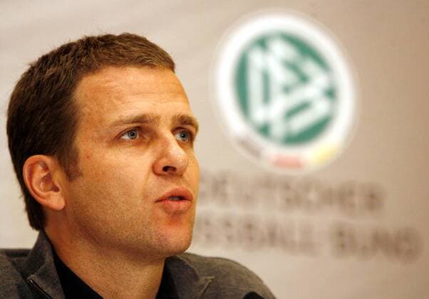 Teammanager Oliver Bierhoff (Deutschland) nachdenklich Fußball Herren Nationalteam 2007, Pressekonferenz, Pressetermin Porträt Dublin Nachdenklichkeit, Fußball Herren Nationalteam 2007, Pressekonferenz, Pressetermin Porträt Dublin Nachdenklichkeit,
