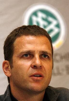Teammanager Oliver Bierhoff (Deutschland) skeptisch Fußball Herren Nationalteam 2007, Pressekonferenz, Pressetermin Porträt Dublin Nachdenklichkeit, Skepsis, Fußball Herren Nationalteam 2007, Pressekonferenz, Pressetermin Porträt Dublin Nachdenklichkeit, Skepsis,