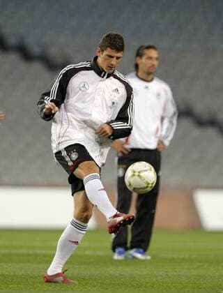 Mario Gomez (Deutschland) am Ball Fußball Herren Nationalmannschaft 2007, Training, Einzelbild Dublin Dynamik, Fußball Herren Nationalmannschaft 2007, Training, Einzelbild Dublin Dynamik,