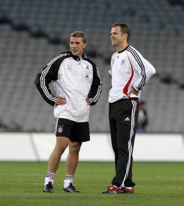 Lukas Podolski (li.) im Gespräch mit Teammanager Oliver Bierhoff (beide Deutschland) Fußball Herren Nationalmannschaft 2007, Training, Gruppe Dublin Fußball Herren Nationalmannschaft 2007, Training, Gruppe Dublin