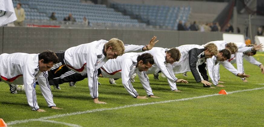 Deutschland macht Liegestütze, v.li.: Piotr Trochowski, Per Mertesacker, Kevin Kuranyi und Arne Friedrich Fußball Herren Nationalmannschaft 2007, Training, Gruppe Dublin Fußball Herren Nationalmannschaft 2007, Training, Gruppe Dublin