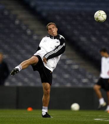 Lukas Podolski (Deutschland) fixiert den Ball Fußball Herren Nationalteam 2007, Training Einzelbild Croke Park Dublin Fußball Herren Nationalteam 2007, Training Einzelbild Croke Park Dublin