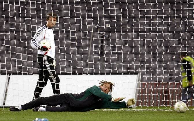 Torwart Timo Hildebrand (vorn) streckt sich unter den wachsamen Augen von seinem Torwartkollegen Jens Lehmann (beide Deutschland) nach dem Ball Fußball Herren Nationalteam 2007, Training Gruppe Dublin Fußball Herren Nationalteam 2007, Training Gruppe Dublin
