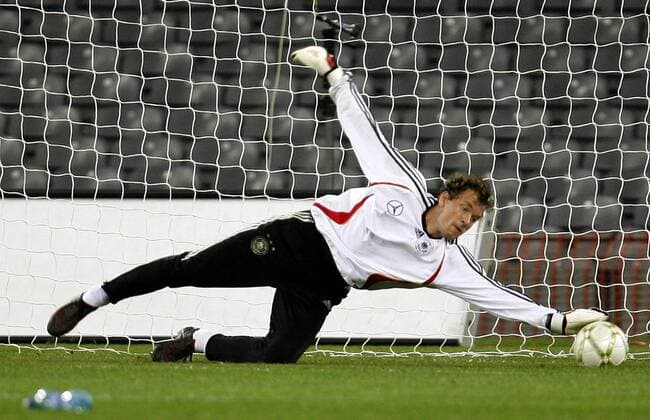 Torwart Jens Lehmann (Deutschland) streckt sich nach dem Ball Fußball Herren Nationalteam 2007, Training Einzelbild Dublin Fußball Herren Nationalteam 2007, Training Einzelbild Dublin