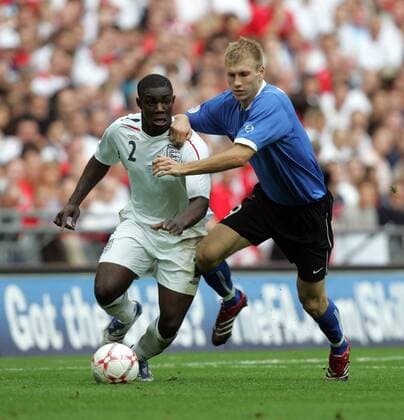Micah Richards (England, li.) gegen Ragnar Klavan (Estland) - EDITORIAL USE ONLY. No use with unauthorised audio, video, data, fixture lists, club league logos or live services. Online in-match use limited to 120 images, no video emulation. No use in betting, games or single club league player publications. Fußball Länderspiel Herren EM Qualifikation 2007, Nationalmannschaft, Nationaltrikot, England - Estland 3:0 Gruppe London Dynamik, Fußball Länderspiel Herren EM Qualifikation 2007, Nationalmannschaft, Nationaltrikot, England - Estland 3:0 Gruppe London Dynamik,