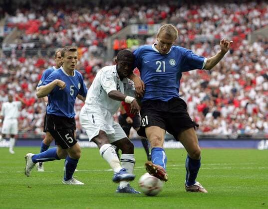 Shaun Wright Phillips (England, li.) gegen Taavi Rähn (Estland) - EDITORIAL USE ONLY. No use with unauthorised audio, video, data, fixture lists, club league logos or live services. Online in-match use limited to 120 images, no video emulation. No use in betting, games or single club league player publications. Fußball Länderspiel Herren EM Qualifikation 2007, Nationalmannschaft, Nationaltrikot, England - Estland 3:0 Gruppe London Dynamik, Fußball Länderspiel Herren EM Qualifikation 2007, Nationalmannschaft, Nationaltrikot, England - Estland 3:0 Gruppe London Dynamik,