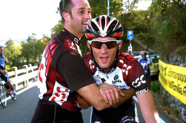 Fränk Schleck (Luxemburg CSC, re.) wird nach seinem Sieg beim Giro dell Emilia 2007 beglückwünscht -  Radsport Herren Giro dell Emilia 2007, Straßenradsport, Straße, Rad, Gruppe San Luca Freude, Radsport Herren Giro dell Emilia 2007, Straßenradsport, Straße, Rad, Gruppe San Luca Freude,