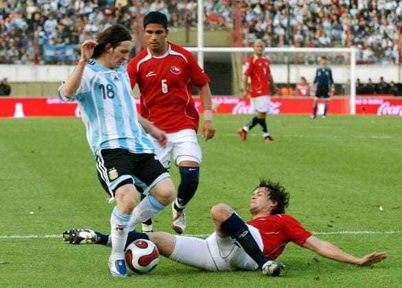 Lionel Messi (Argentinien, li.) im Duell -  Fußball Länderspiel Herren WM Qualifikation 2007, Nationalteam, Nationaltrikot, Argentinien - Chile 2:0 Gruppe Buenos Aires Fußball Länderspiel Herren WM Qualifikation 2007, Nationalteam, Nationaltrikot, Argentinien - Chile 2:0 Gruppe Buenos Aires