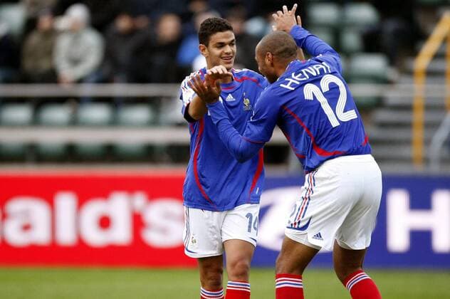 Hatem Ben Arfa (li.) und Thierry Henry (beide Frankreich) - Torjubel -  (pan22758) Fußball Länderspiel Herren EM Qualifikation 2007, Nationalmannschaft, Nationaltrikot, Frankreich Gruppe Torshavn Harmonie, Freude, Fußball Länderspiel Herren EM Qualifikation 2007, Nationalmannschaft, Nationaltrikot, Frankreich Gruppe Torshavn Harmonie, Freude, 