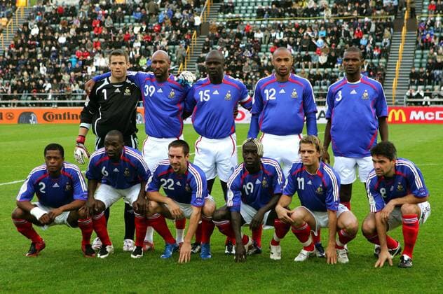 Mannschaftsfoto Frankreich, hi.v.li.: Torwart Mickael Landreau, Nicolas Anelka, Lilian Thuram, Thierry Henry, Eric Abidal, vorn: Patrice Evra, Claude Makelele, Franck Ribery, Bakary Sagna, Jerome Rothen, Jeremy ... -  (pan22758) Fußball Länderspiel Herren EM Qualifikation 2007, Nationalmannschaft, Nationaltrikot Totale Torshavn Fußball Länderspiel Herren EM Qualifikation 2007, Nationalmannschaft, Nationaltrikot Totale Torshavn 