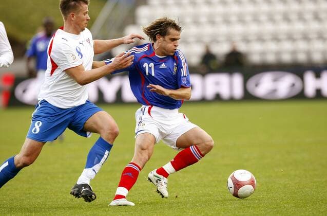 Jerome Rothen (Frankreich, re.) gegen Mikkjal Thomassen (Färöer Inseln) -  (pan22758) Fußball Länderspiel Herren EM Qualifikation 2007, Nationalmannschaft, Nationaltrikot, Färöer Inseln - Frankreich 0:6 Gruppe Torshavn Dynamik, Fußball Länderspiel Herren EM Qualifikation 2007, Nationalmannschaft, Nationaltrikot, Färöer Inseln - Frankreich 0:6 Gruppe Torshavn Dynamik, 